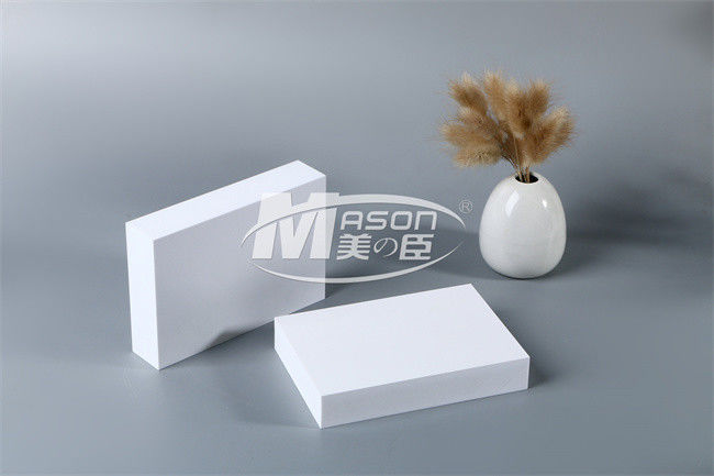 CNC δρομολογητής που κόβει τον πίνακα 18mm αφρού PVC για το γραφείο